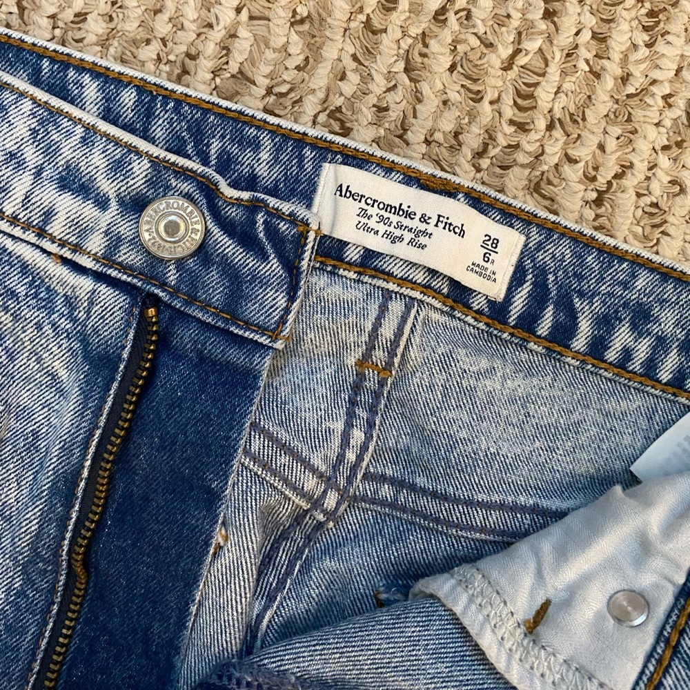 Abercrombie 90s Ultra High Rise Straight Jeans